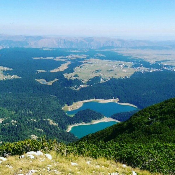 Национальный парк Дурмитор, Черногория.
Национальный парк Дурмитор, названный так по имени входящего в него горного массива, является уникальным природным заповедником, который включен в список Всемирного наследия ЮНЕСКО с 1980 года.