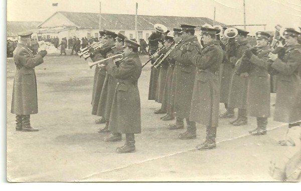 Гарнизонный оркестр на параде. Дирижер М-р Мутерперл. Тикси-3, 1966г.