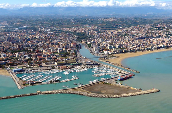 💒 Главные города региона

2. 📌 Пескара (Pescara) — столица одноименной провинции, крупный культурный, транспортный и портовый центр Абруццо, который находится на побережье Адриатического моря всего в 155 км от Рима.