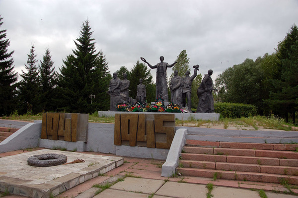 Нижняя омка. Мемориал славы нижняя Омка. Село Бессарабка мемориал славы. Мемориал Великой Отечественной войны нижняя Омка. Мемориал Победы село нижняя Омка Омской области.