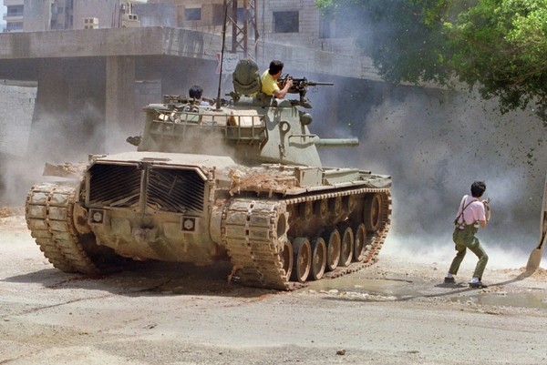 Боевики шиитского движения "Амаль" при поддержке танка М48 ведут бой с другими ливанскими шиитами - проиранским ополченцами из партии Аллаха (Хезболлы).

7 мая 1988 года, южные пригороды западного Бейрута, т.н. Война братьев (период гражданской войны в Ливане).