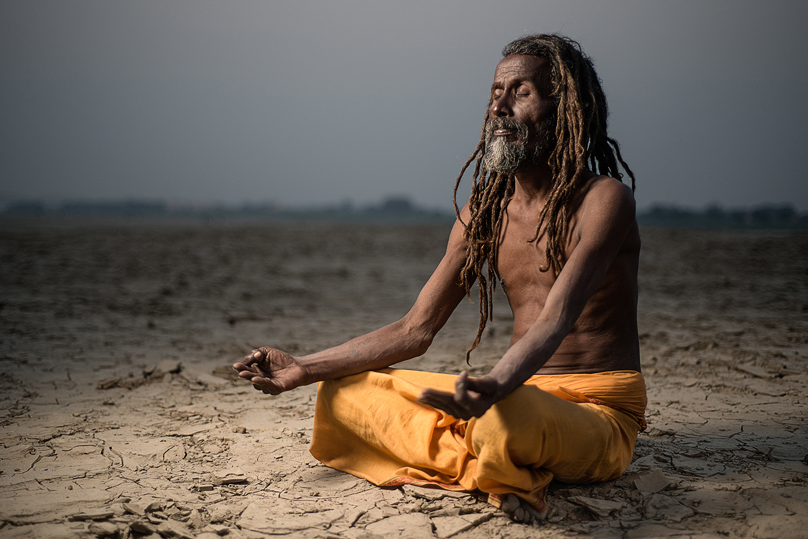 Медитирующий йог. Сиддхи Непал. Варанаси Садху медитация.