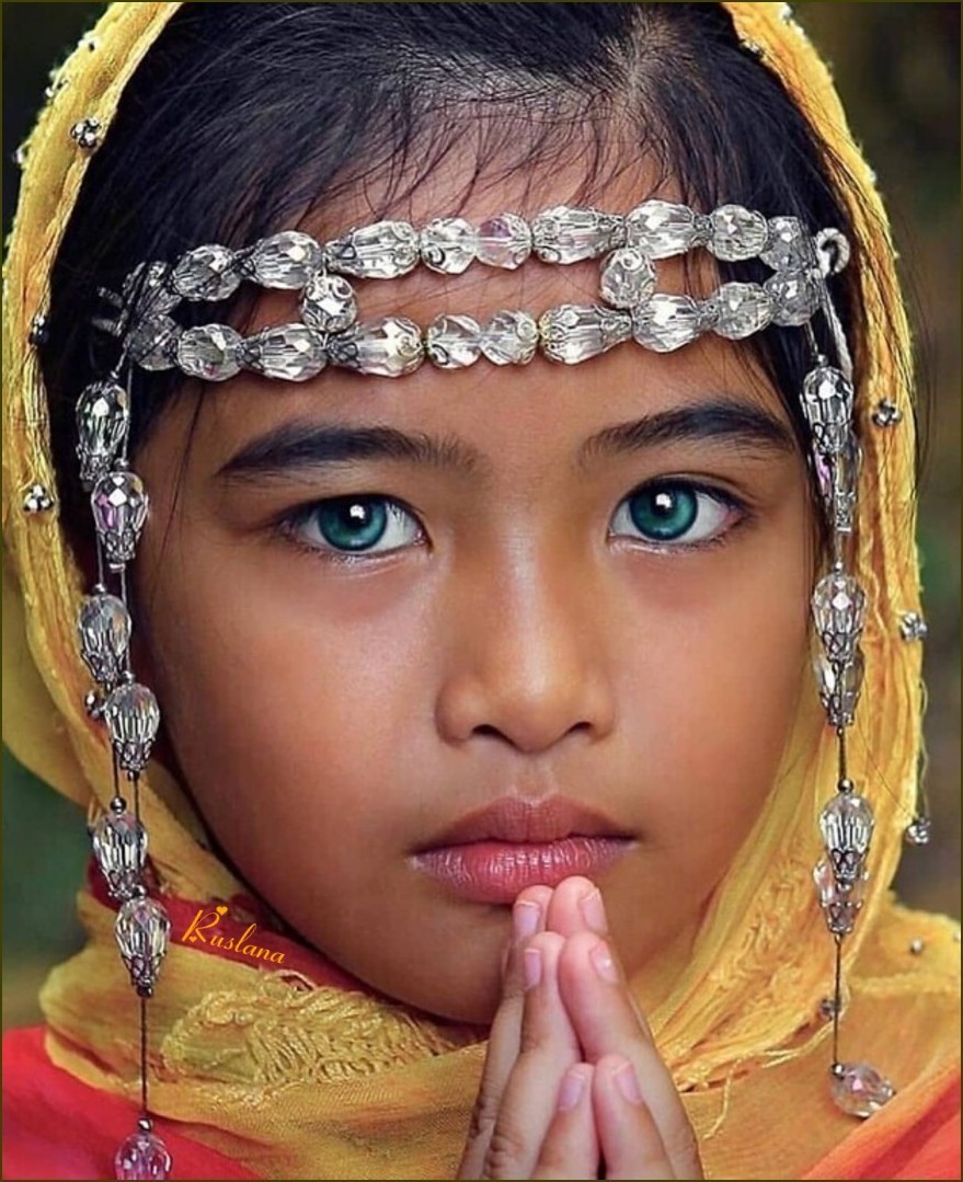 Глаза национальностей. Малазийская девочка Айви. Племя Хунза. Индианка с голубыми глазами. Необычные глаза.