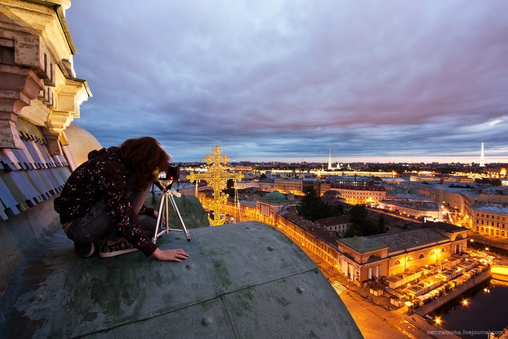 Час девушка петербург. Фотосессия на крыше девушка. Девушка на крыше Питера. Фотосессия на крыше Петербурга. Фотосессия на крыше в Москве.