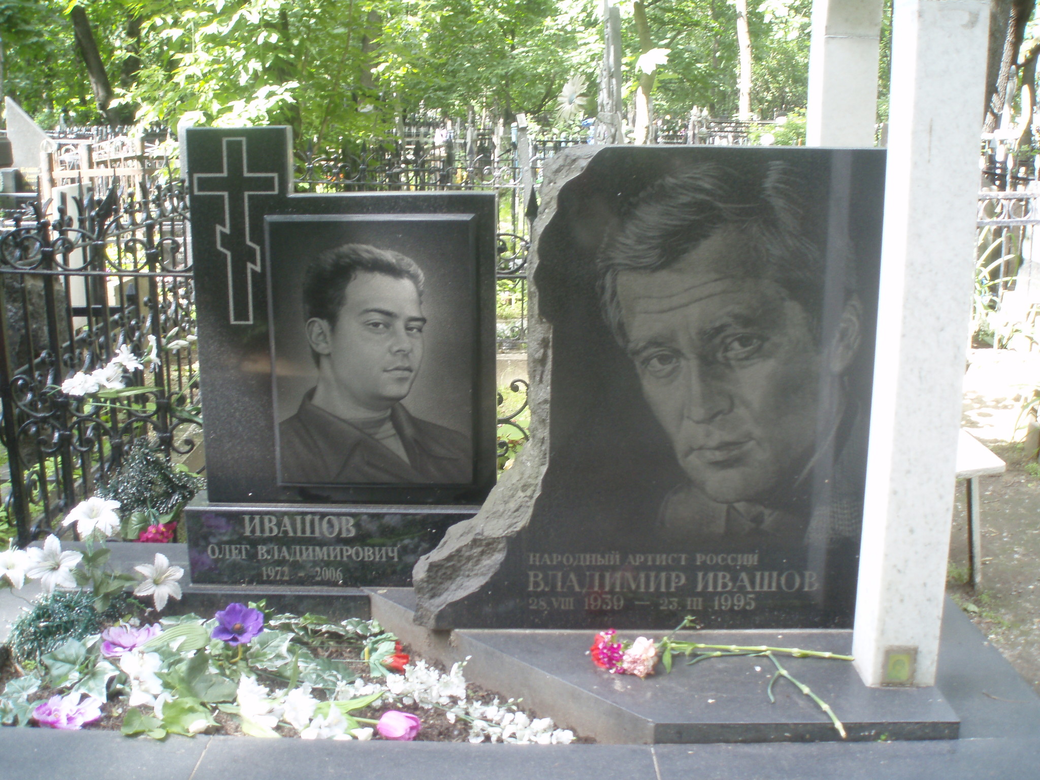 Могила Владимира Ивашова