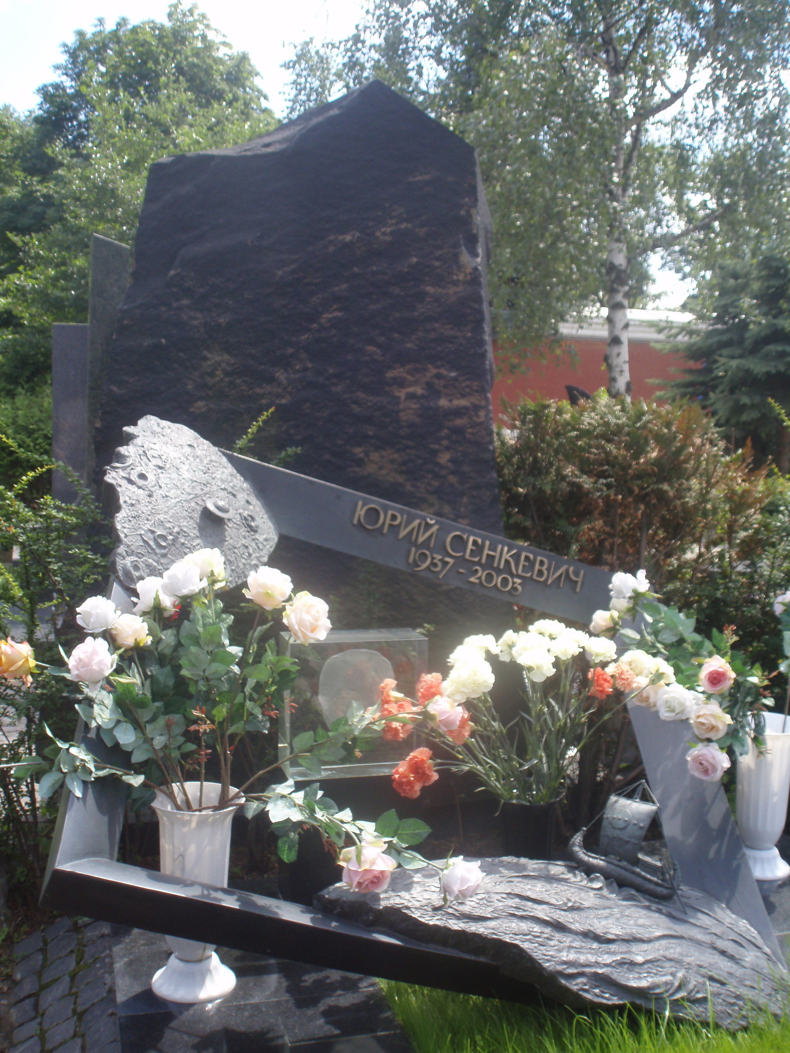 могила юрия яковлева на новодевичьем кладбище фото